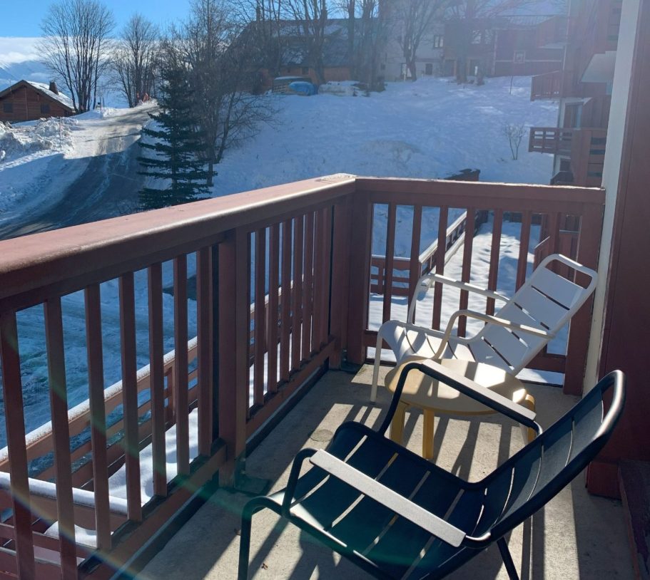 Balcon ensoleillé surplombant un paysage enneigé